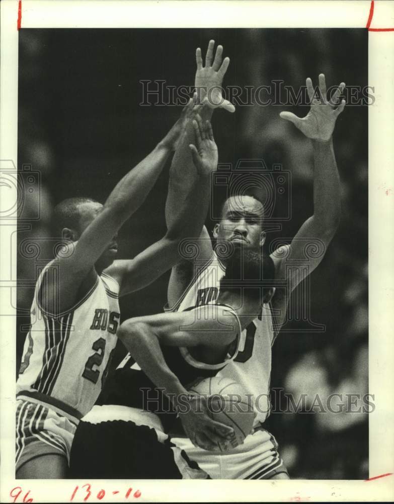 1983 Press Photo UH's Alvin Franklin & Larry Micheaux double-team Md. player- Historic Images