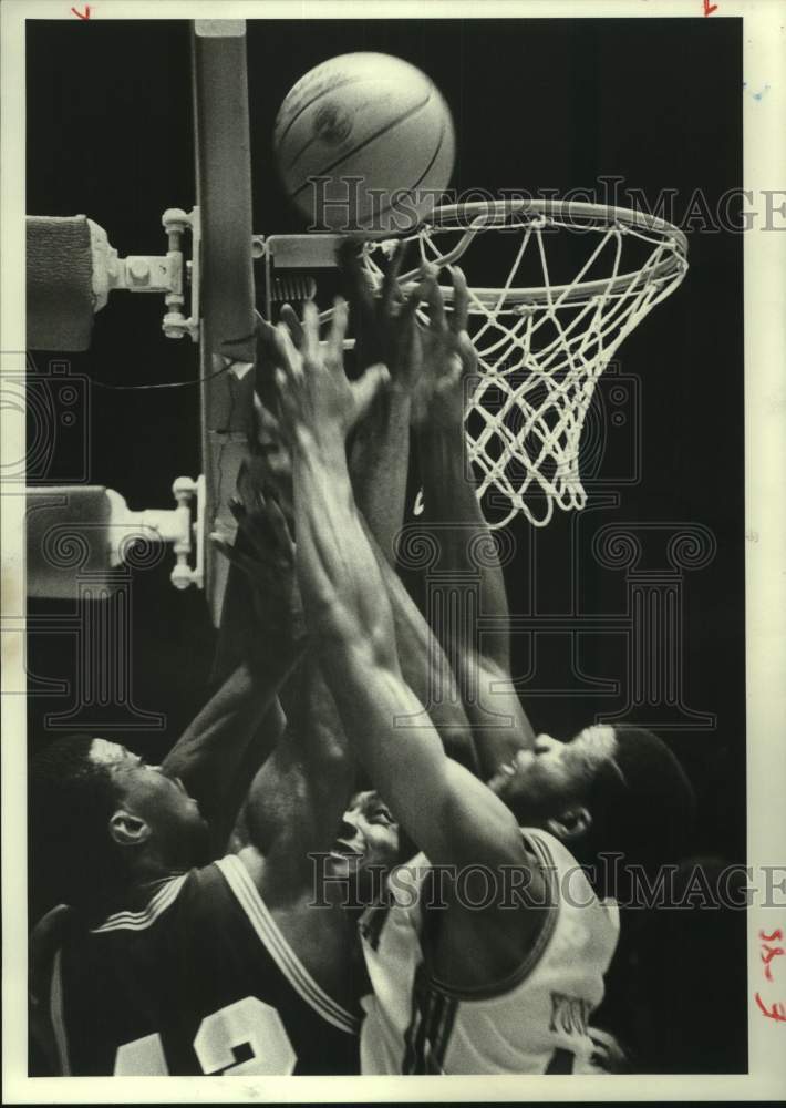1983 Press Photo Houston's Michael Young & St. Mary's Manuel Oliver go for ball- Historic Images