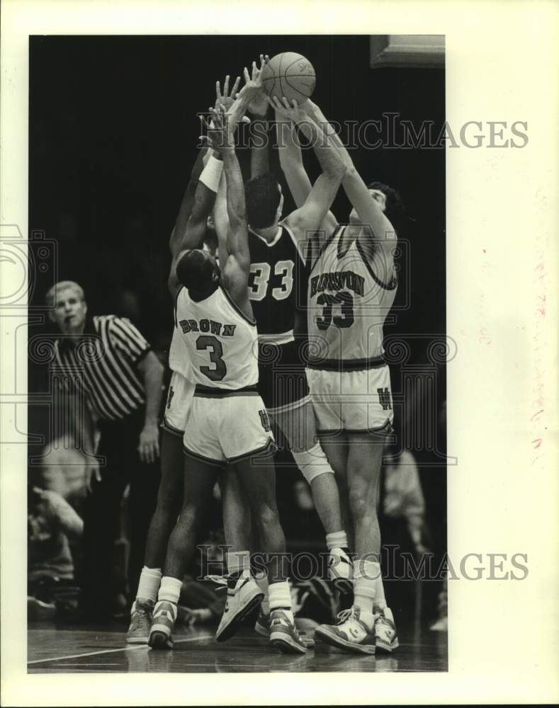 1987 Press Photo University of Houston players battle opponent for rebound- Historic Images