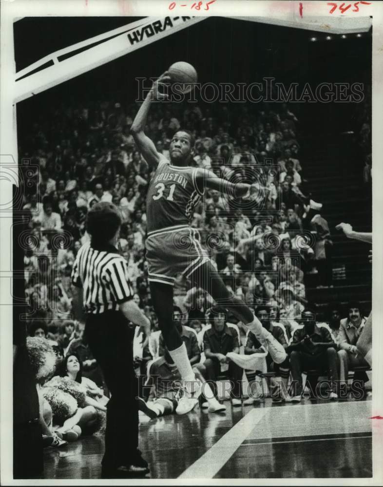 1978 Press Photo University of Houston basketball player shoots in midair- Historic Images