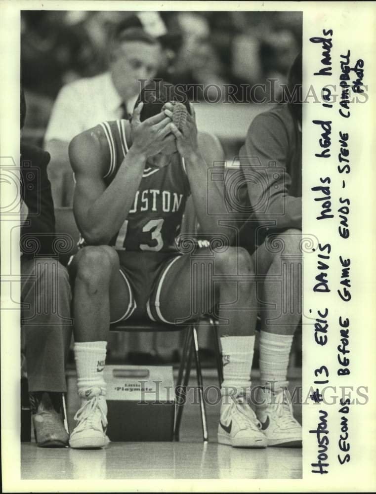 1982 Press Photo Houston&#39;s Eric Davis with head in hands just before UH loss- Historic Images