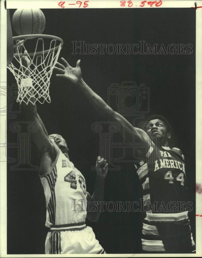 1980 Press Photo UH&#39;s Larry Micheaux passes Pan American&#39;s Curtis Glasper for 2- Historic Images