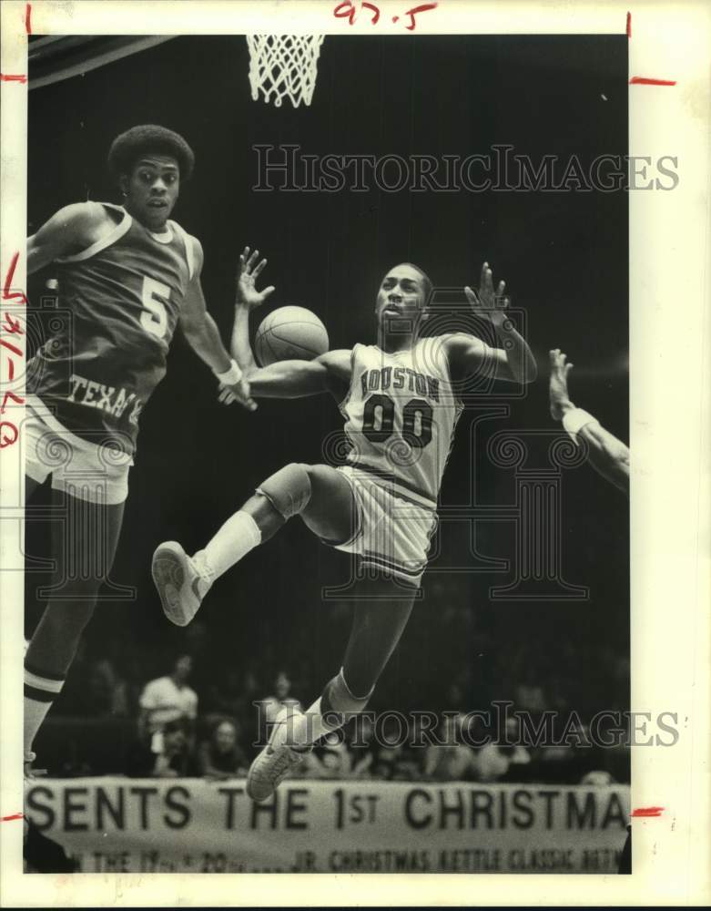 1980 Press Photo Houston, Texas A&I play college basketball at Hofheinz Pavilion- Historic Images