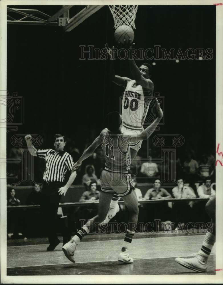 1977 Press Photo A University of Houston college basketball player in action- Historic Images