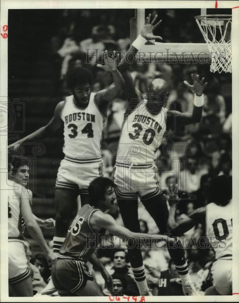 1977 Press Photo George Walker and Houston play men's college basketball- Historic Images