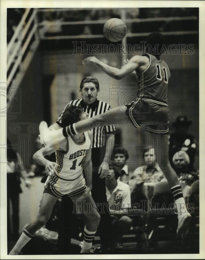 1977 Press Photo A University of Houston basketball player in action - hcs25979- Historic Images