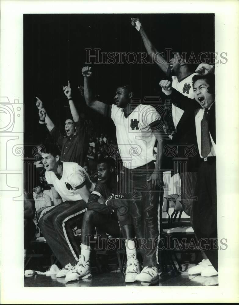 1990 Press Photo University of Houston basketball players celebrate victory- Historic Images