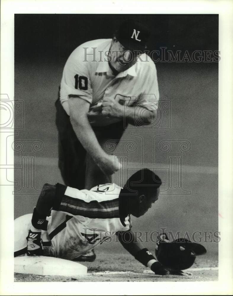 1991 Press Photo Astros baseball player Eric Yelding and umpire John McSherry- Historic Images