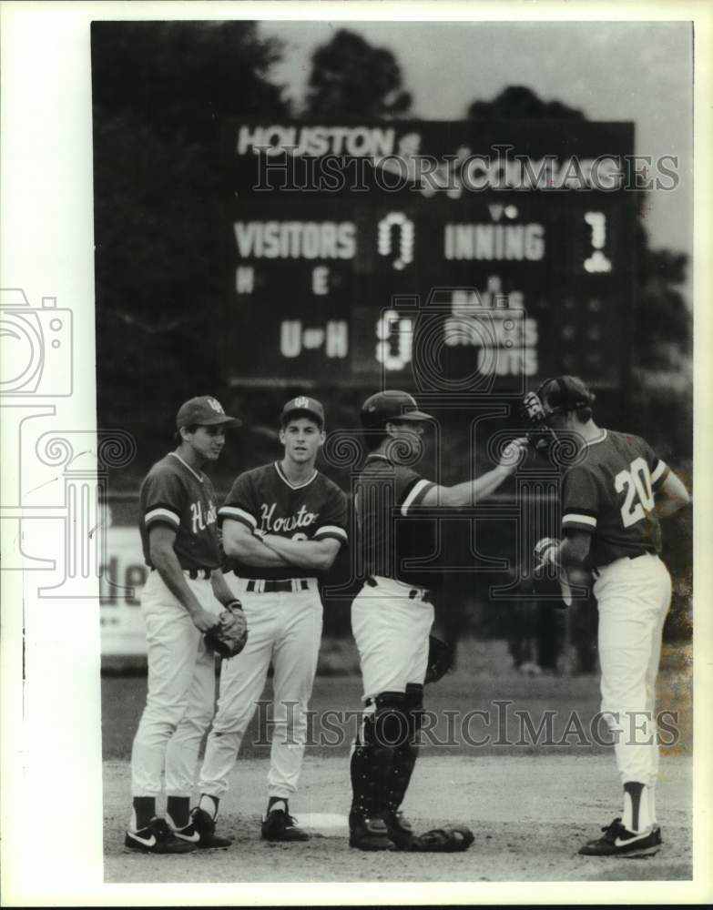 1990 Press Photo University of Houston baseball players wait for umpires- Historic Images