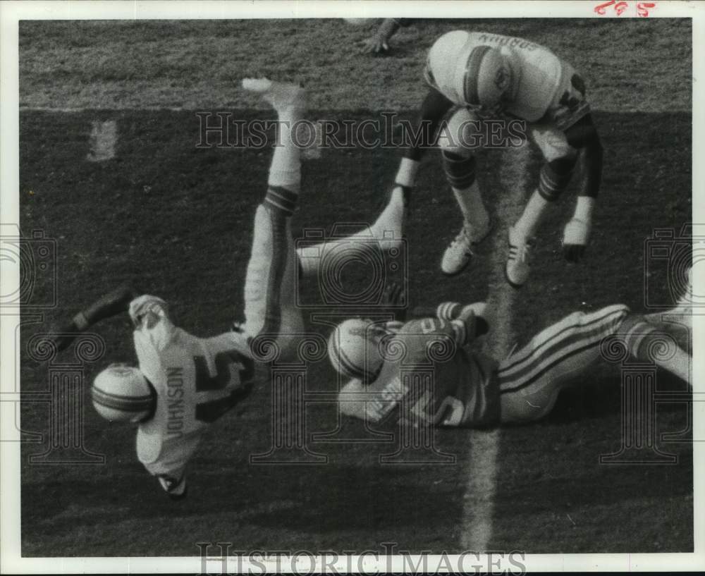 1977 Press Photo Miami Dolphins and Houston Oilers play NFL football - hcs26119- Historic Images