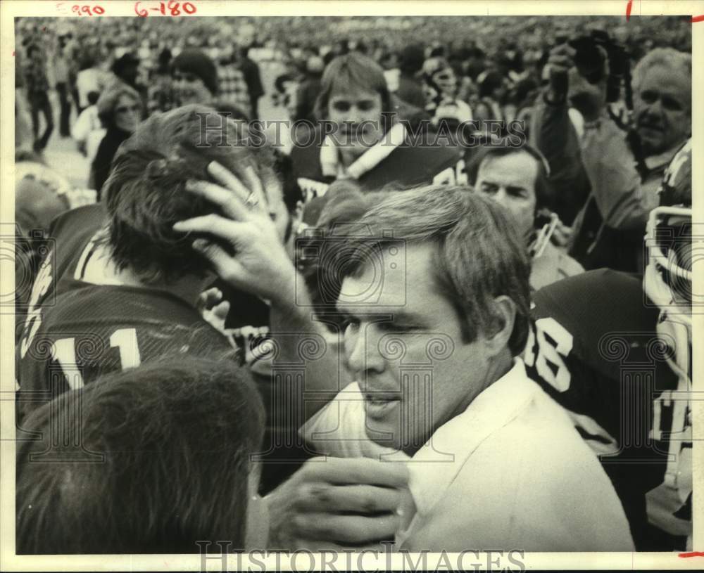 1979 Press Photo Texas A&amp;M football Tom Wilson talks with players- Historic Images