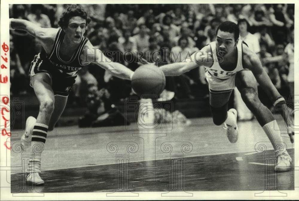 1980 Press Photo Texas Tech basketball player Williams battles Rice&#39;s Wilson- Historic Images