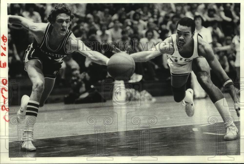 1980 Press Photo Texas Tech basketball player Williams battles Rice's Wilson- Historic Images