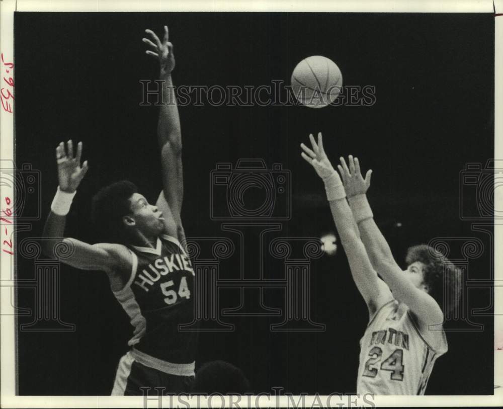 1976 Press Photo U of Houston basketball player Al Winder shoots over defender- Historic Images