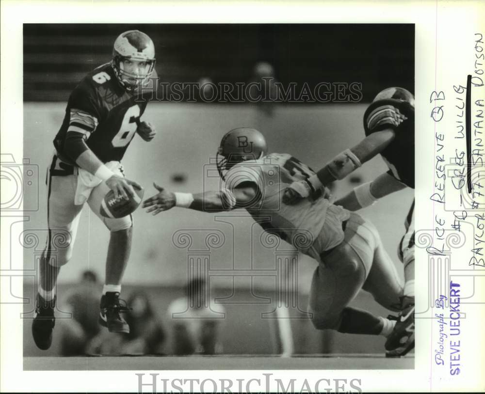 1990 Press Photo Rice football quarterback Greg Willig avoids Santana Dotson- Historic Images