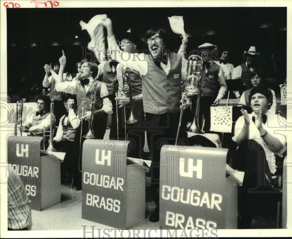 1980 Press Photo Houston&#39;s Cougar Brass shows encouragement for their team- Historic Images