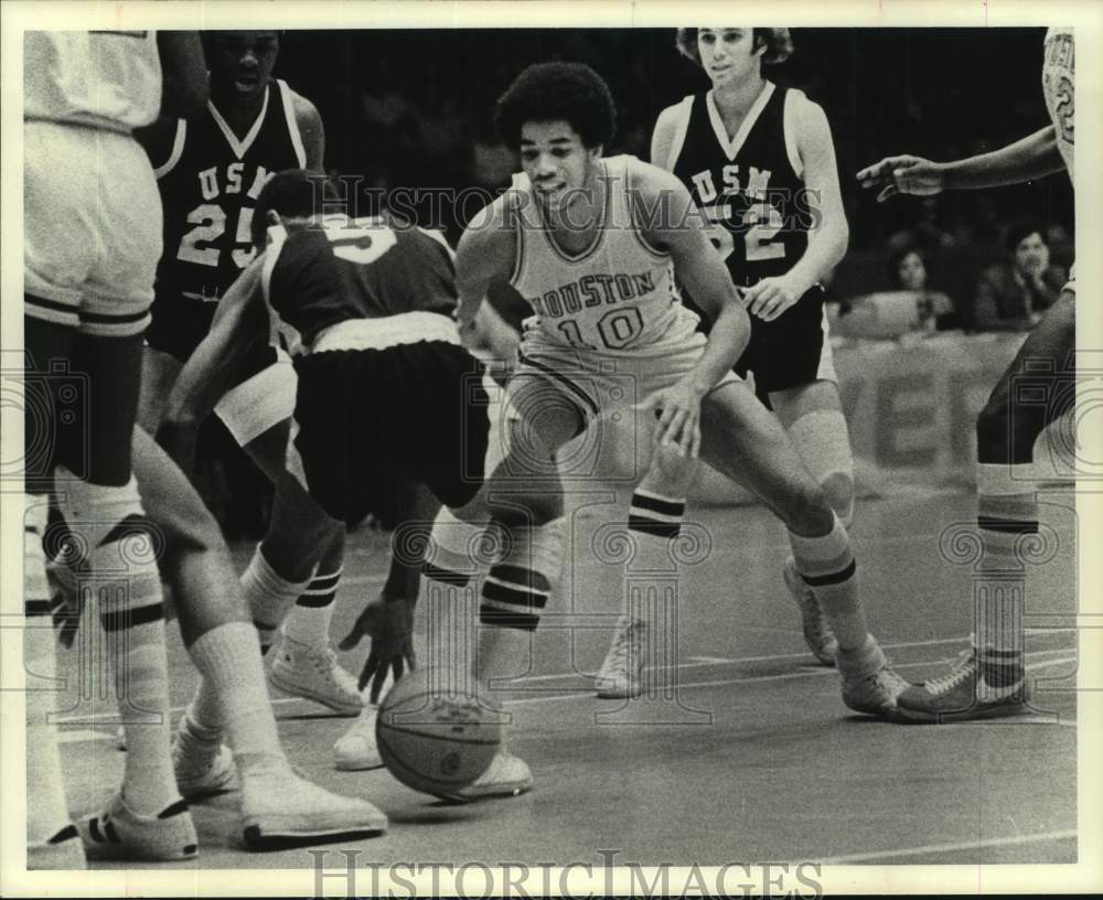 1975 Press Photo Houston&#39;s Otis Birdsong goes for a loose basketball - hcs26145- Historic Images