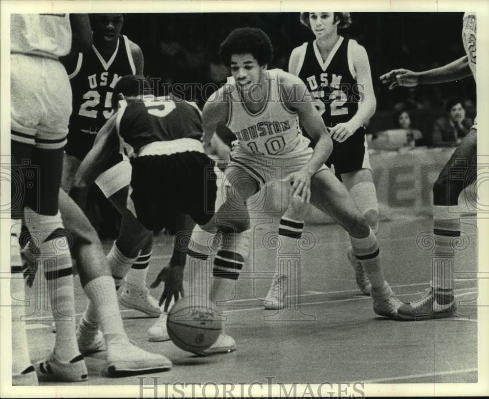 1975 Press Photo Houston's Otis Birdsong goes for a loose basketball - hcs26145- Historic Images