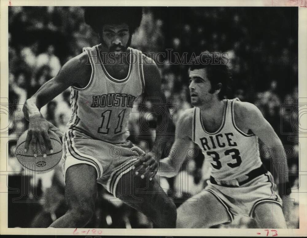 1973 Press Photo Houston player dribbles basketball ball away from Rice opponent- Historic Images