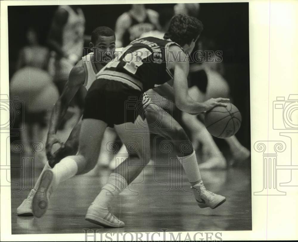 1983 Press Photo Pacific&#39;s John Leidenheimer moves ball past UH&#39;s Larry Micheaux- Historic Images