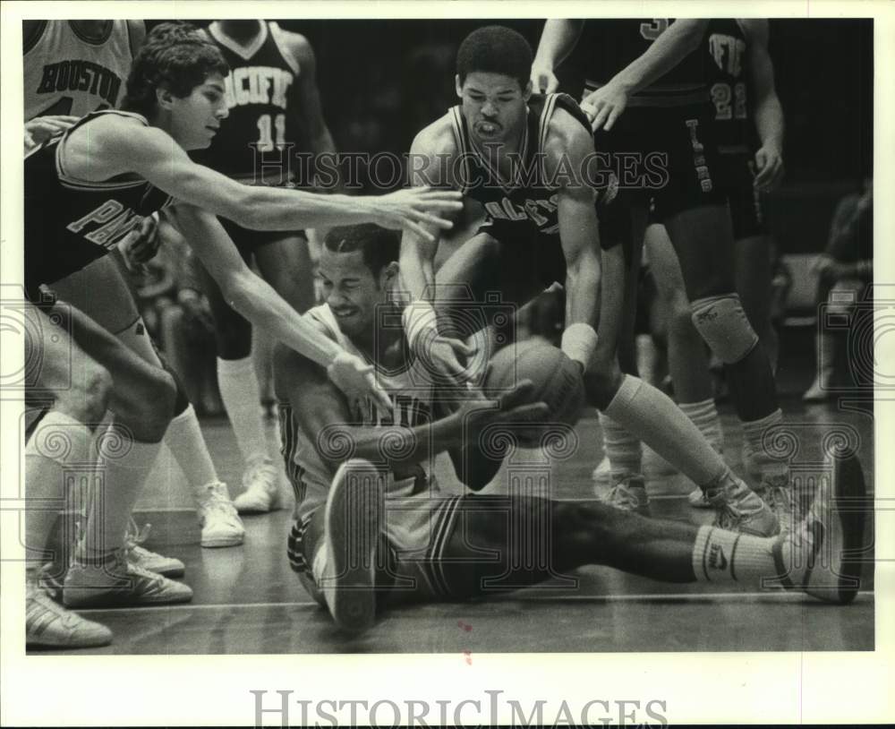 1983 Press Photo Pacific players mob UH&#39;s Bryan Williams to grab the ball- Historic Images