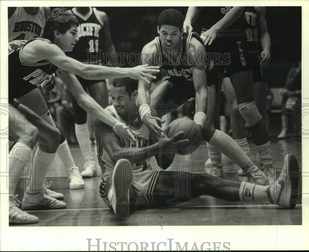 1983 Press Photo Pacific players mob UH's Bryan Williams to grab the ball- Historic Images