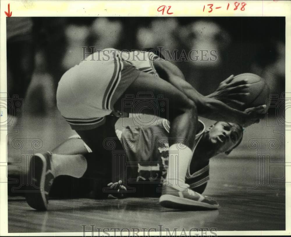 1985 Press Photo Houston&#39;s Eric Dickens grabs ball from Texas&#39; Alex Broadway- Historic Images