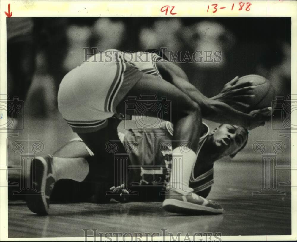 1985 Press Photo Houston's Eric Dickens grabs ball from Texas' Alex Broadway- Historic Images