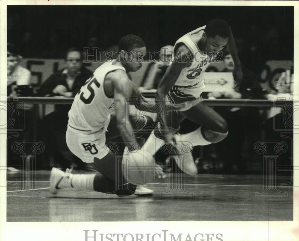 1982 Press Photo Houston and Baylor play basketball at Hofheinz Pavilion- Historic Images