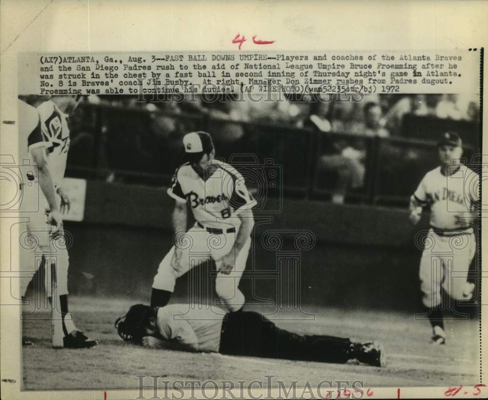 1972 Press Photo Baseball teams rush to aid umpire Bruce Froemming in Atlanta- Historic Images