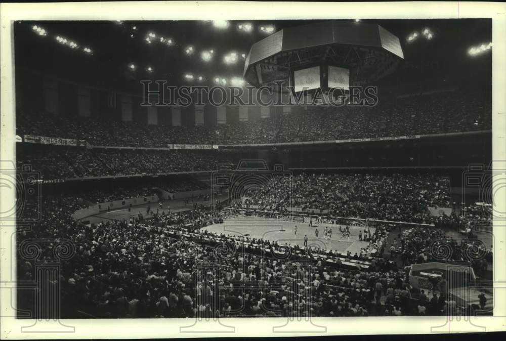 1982 Press Photo University of Houston basketball team plays in Superdome- Historic Images