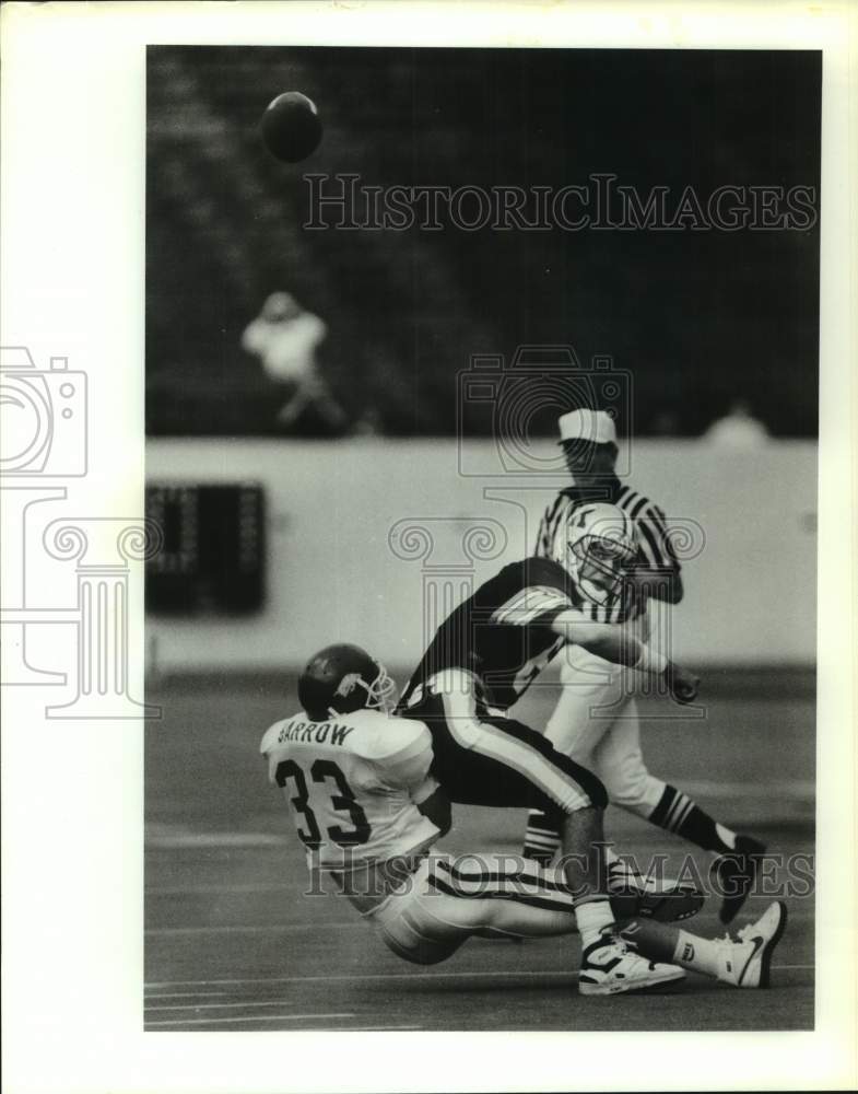 1989 Press Photo Rice QB Greg Willig throws, pressured by Arkansas' Bubba Barrow- Historic Images