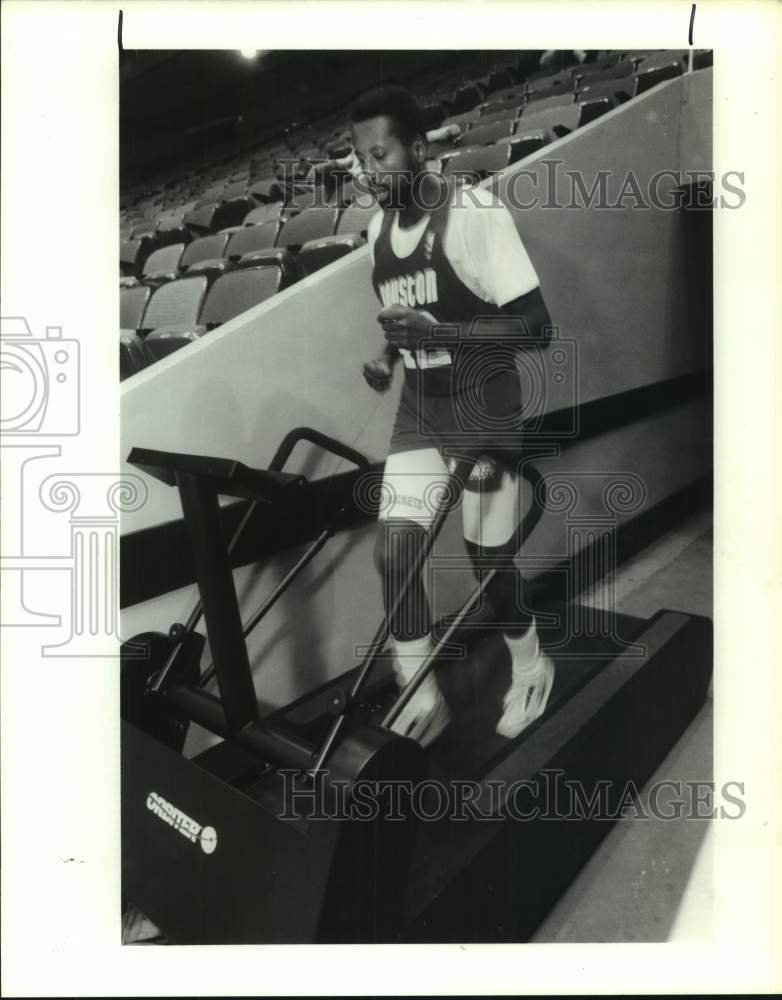 1989 Press Photo Rockets' guard Mike Woodson rehabbing after knee surgery- Historic Images