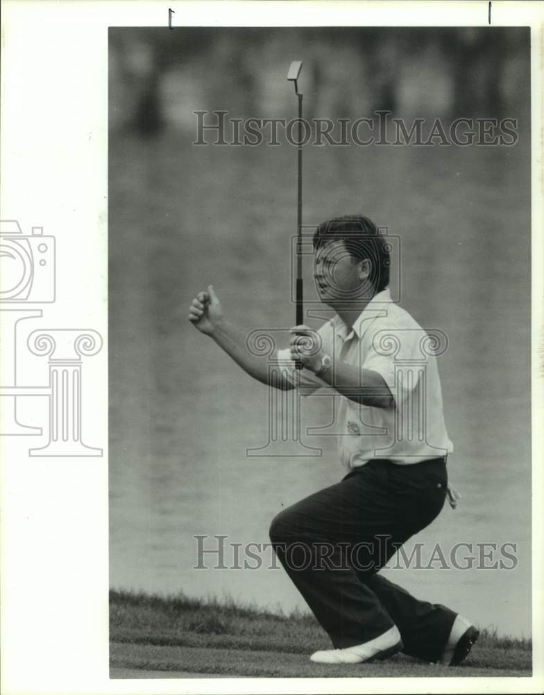 1990 Press Photo Golfer Ian Woosnam celebrates birdie putt out of rough on #18- Historic Images