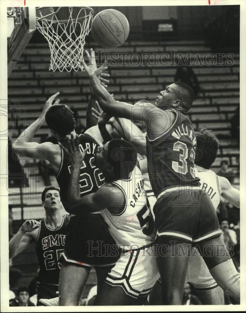 1986 Press Photo Rice&#39;s Terrence Cashaw caught in rebound battle by SMU players- Historic Images