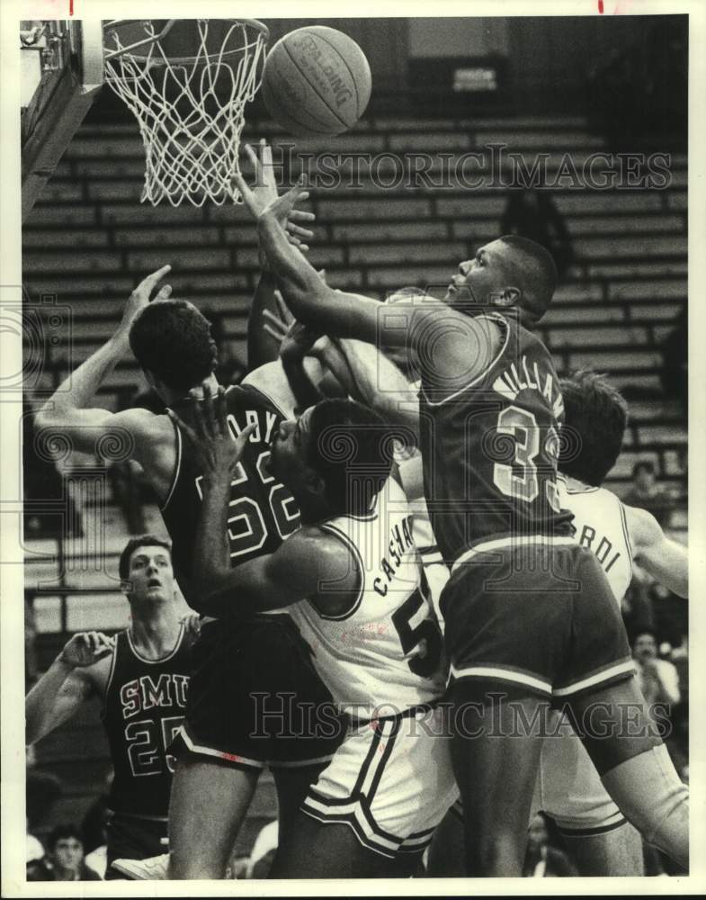 1986 Press Photo Rice's Terrence Cashaw caught in rebound battle by SMU players- Historic Images