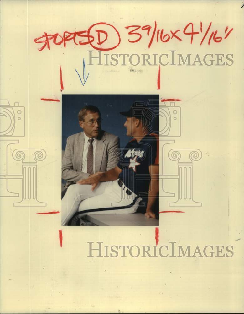 1990 Press Photo Houston Astros baseball GM Bill Wood talks to manager Art Howe- Historic Images