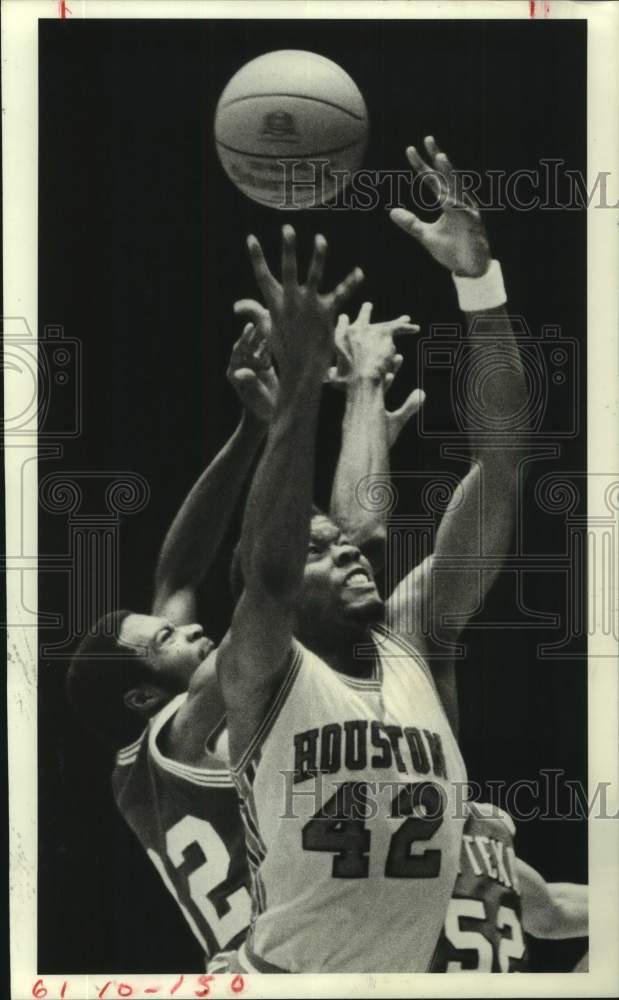 1981 Press Photo U of Houston basketball player Michael Young battles for ball- Historic Images