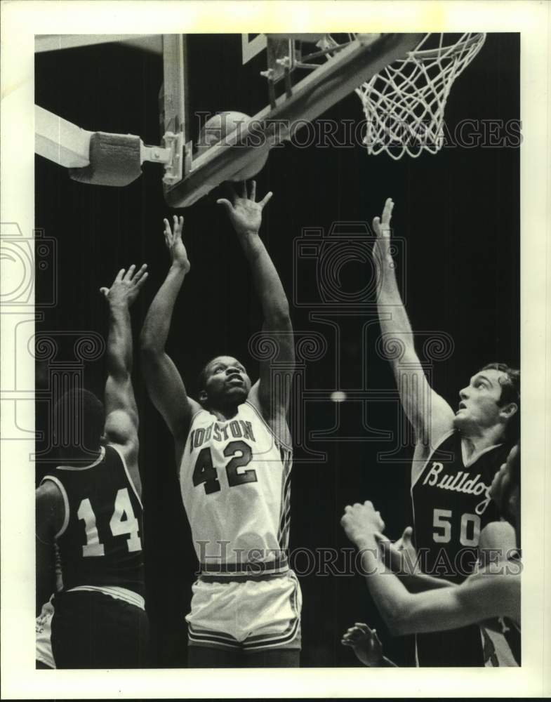 1983 Press Photo U of Houston basketball player Michael Young shoots in game- Historic Images