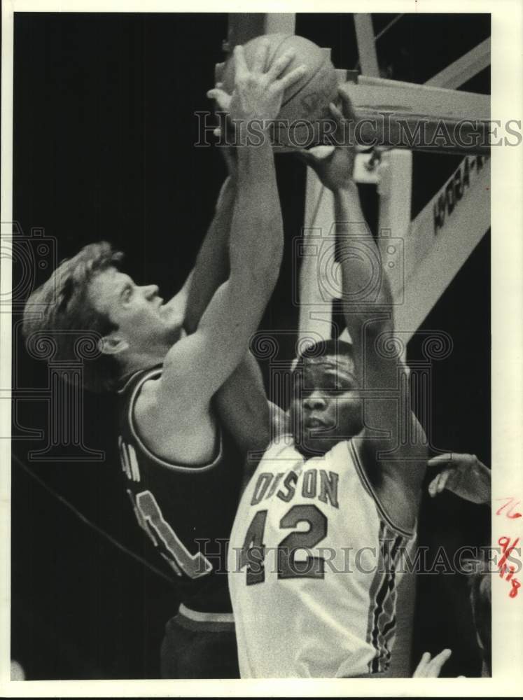 1984 Press Photo U of Houston basketball player Michael Young snatches rebound- Historic Images