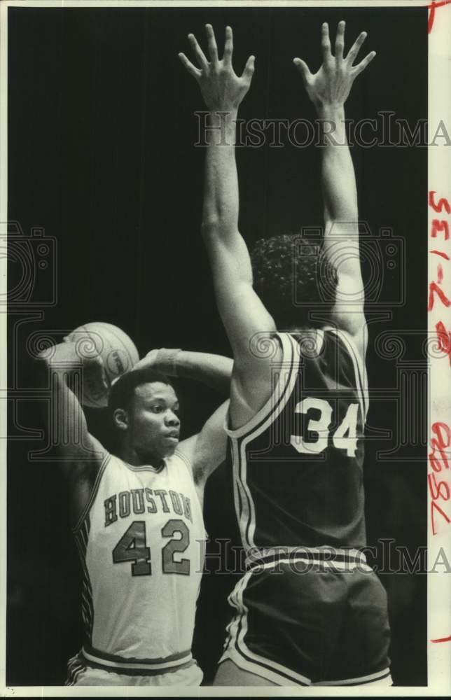 1981 Press Photo U of Houston basketball player Michael Young looks to pass ball- Historic Images