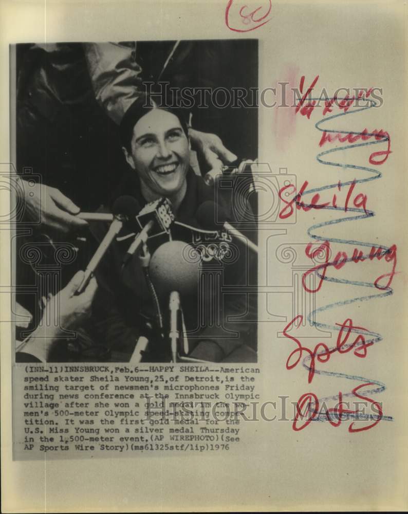 1976 Press Photo U.S. speed skater Sheila Young shows off silver & bronze medals- Historic Images