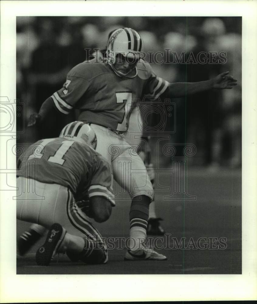 1987 Press Photo Houston Oilers football kicker Tony Zendejas in action- Historic Images