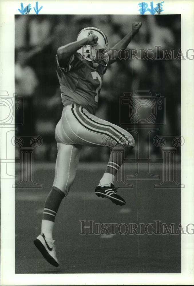 1989 Press Photo Houston Oilers football player Tony Zendejas celebrates win- Historic Images