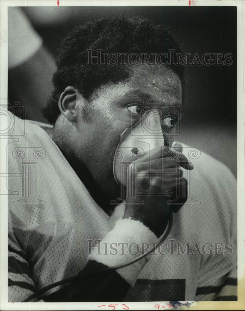 1977 Press Photo Oilers fullback Tim Wilson uses oxygen during a game- Historic Images