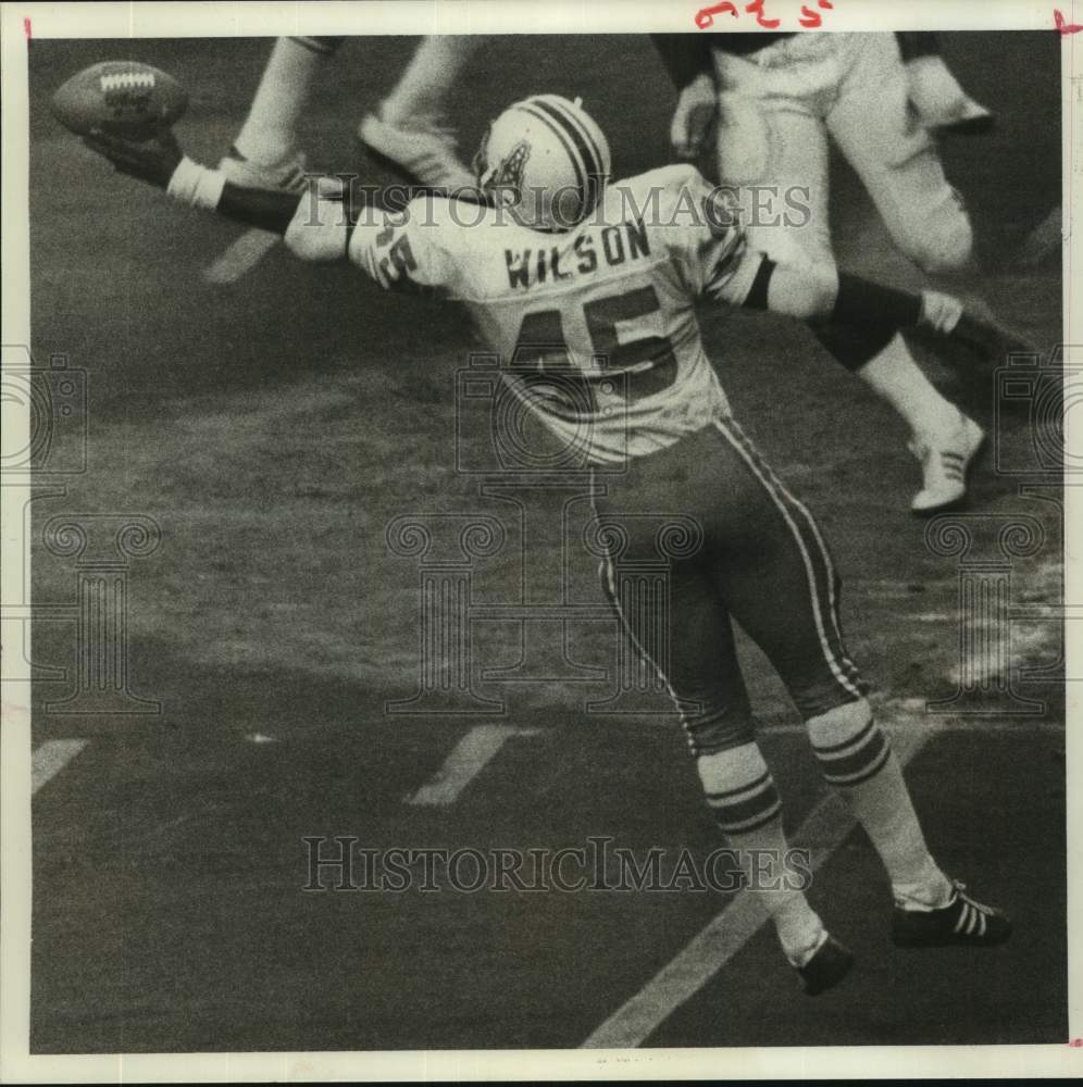 1977 Press Photo Oilers&#39; Tim Wilson reaches for pass from Dan QB Pastorini- Historic Images