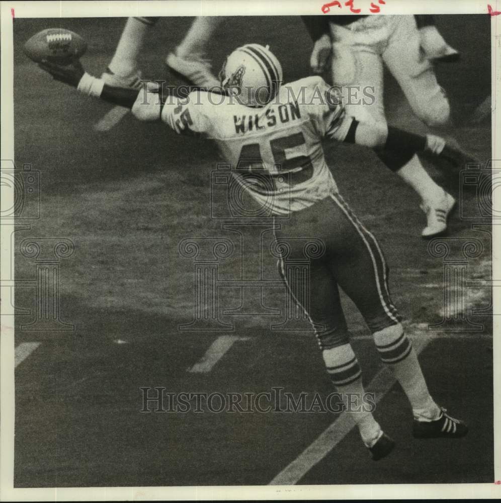 1977 Press Photo Oilers' Tim Wilson reaches for pass from Dan QB Pastorini- Historic Images