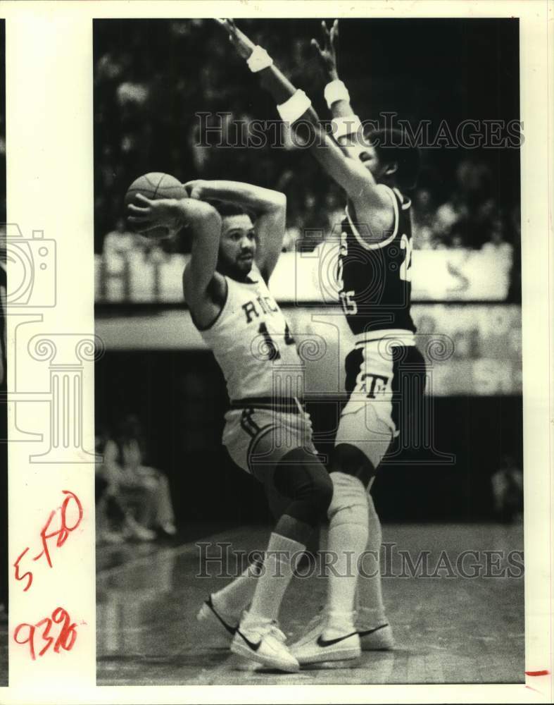 1981 Press Photo Rice and Texas A&amp;M play basketball at Autry Court - hcs26381- Historic Images