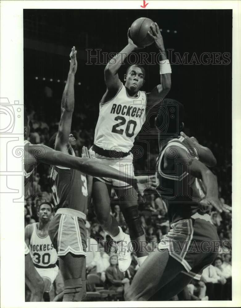1990 Press Photo Houston Rockets and Los Angeles play NBA basketball - hcs26384- Historic Images