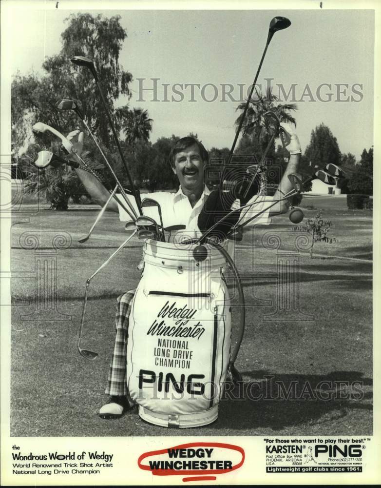 1990 Press Photo Trick star golf artist Wedgy Winchester displays trick clubs- Historic Images